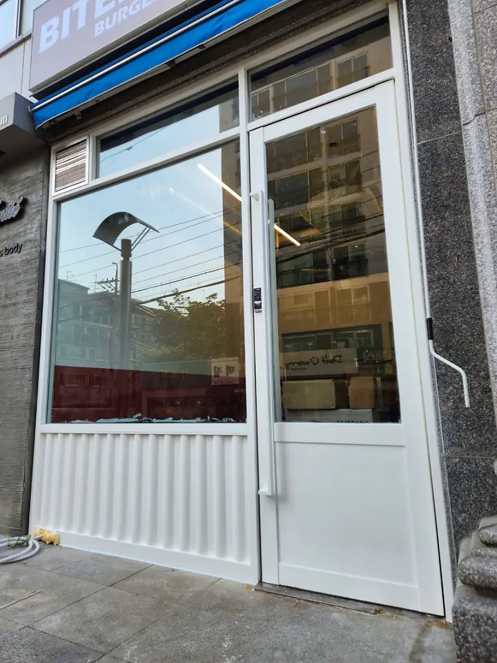 강남구 햄버거 매장 매장 입구