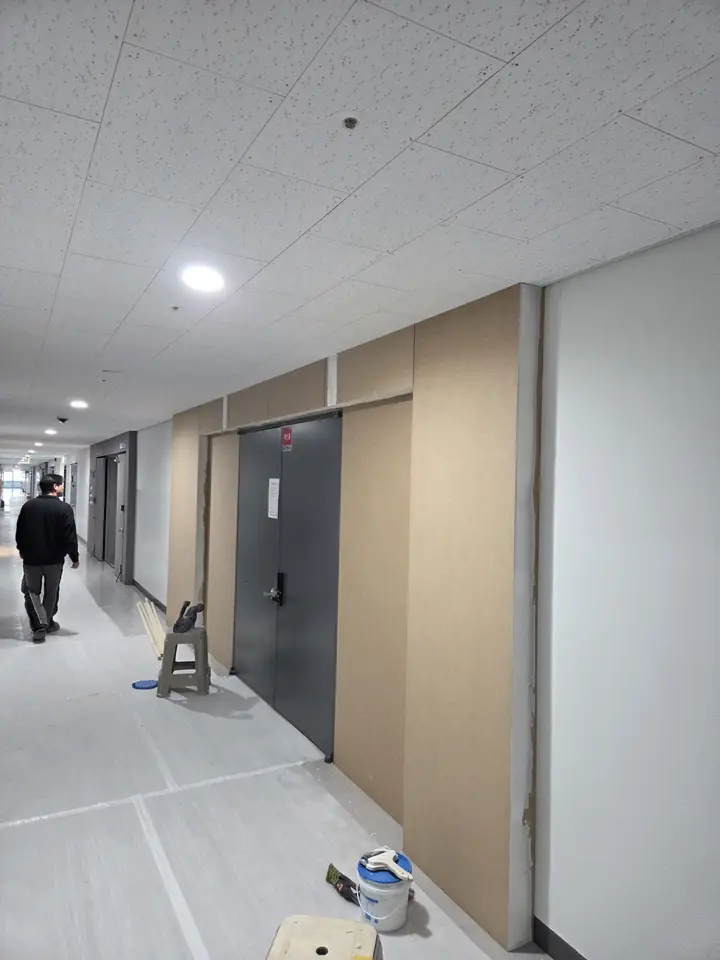 강남 파사드 벽체·철문 현장 사진 1
